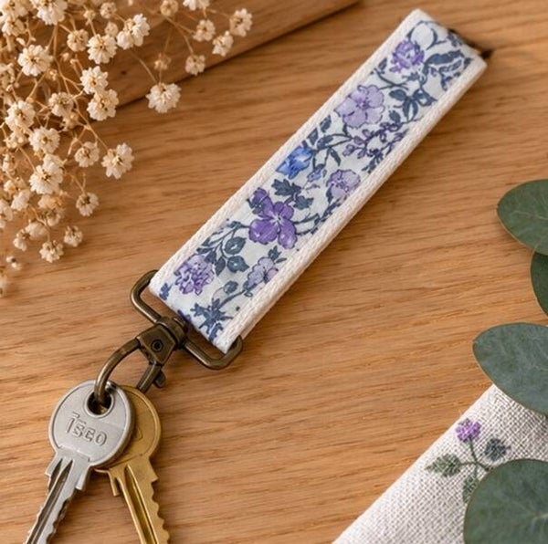 Porte-clés en tissu fleuri – Jardin de Violettes – Porte-clés dragonne
