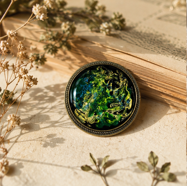 Broche en résine peinte à la main support rond – Émeraude des sous bois – Bijou artisanal