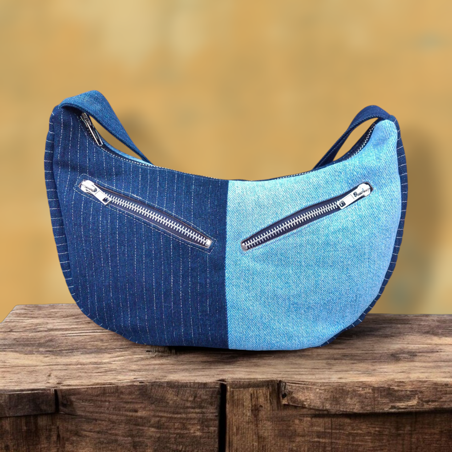 Kleine schoudertas met rits in twee tinten hergebruikte denim