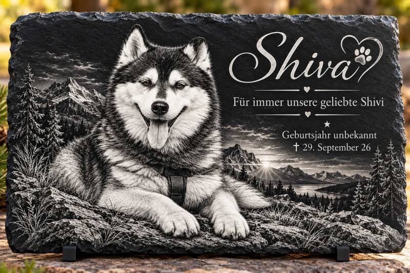 Gedenktafel aus Schiefer mit gravierter Husky-Hündin Shiva vor Berglandschaft und der Inschrift Für immer unsere geliebte Shivi