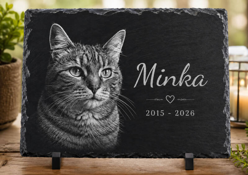 Personalisierte Gedenktafel für Katzen aus echtem Naturschiefer mit kontrastreicher Fotogravur, Namen und Datum – liebevoll gestaltet als bleibende Erinnerung an deine Katze.