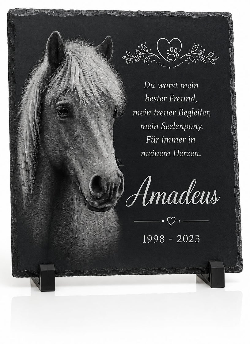 Personalisierter Tiergrabstein für Pony Amadeus aus schwarzem Naturschiefer mit Pferdefoto, Namen, Lebensdaten und individueller Lasergravur