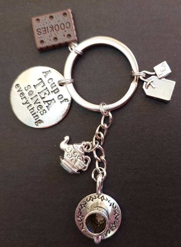 Sleutelhanger Thee "A cup of tea solves everything" met bruin cookie