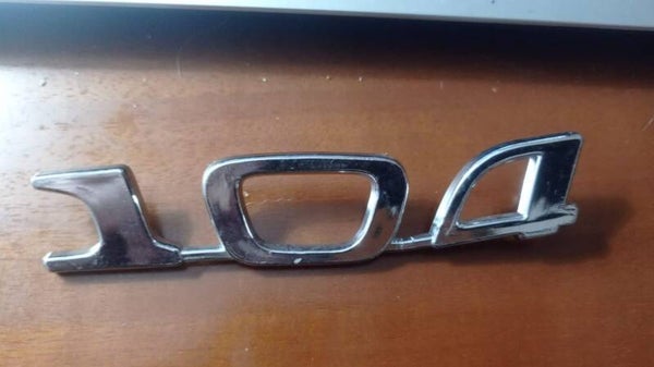 FREGIO STEMMA SCRITTA IN PLASTICA 104 (PEUGEOT)