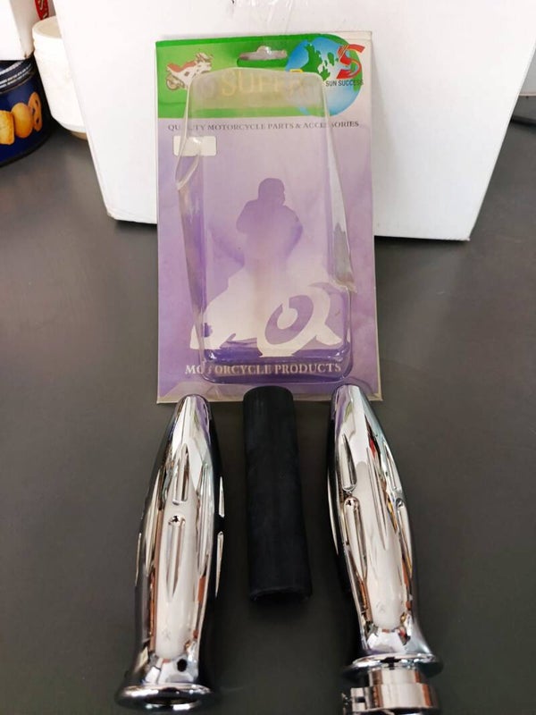 COPPIA MANOPOLE UNIVERSALI MOTO IN METALLO CROMATE  MODELLO CUSTOM