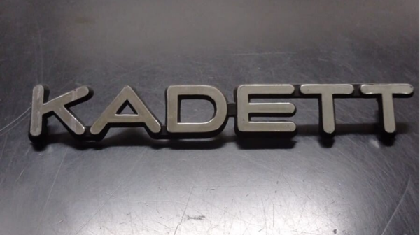 FREGIO STEMMA SCRITTA IN PLASTICA KADETT (OPEL)