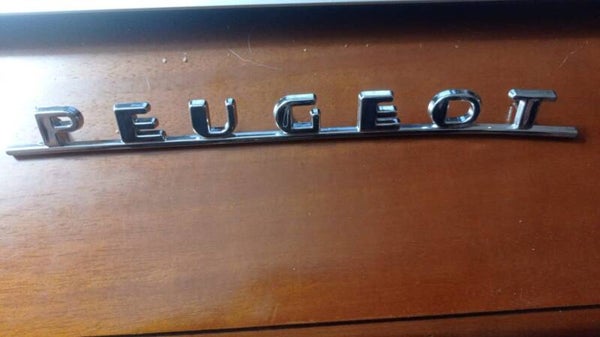 FREGIO STEMMA SCRITTA IN PLASTICA PEUGEOT