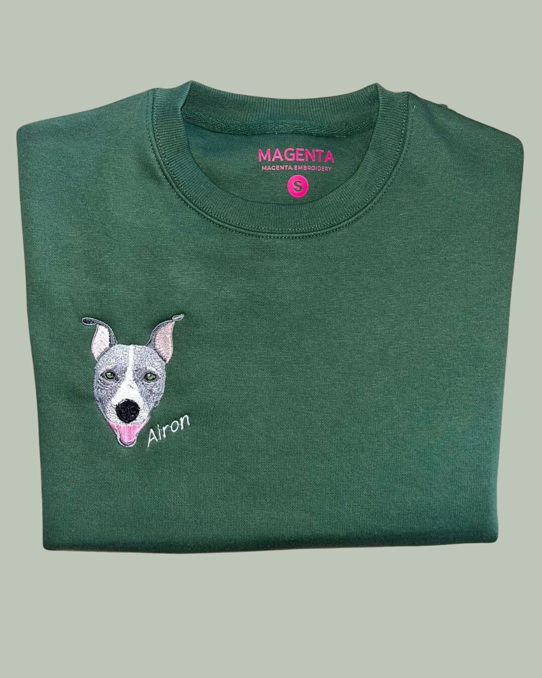 Foto de mascota bordada con su nombre. Sudadera con o sin capucha.