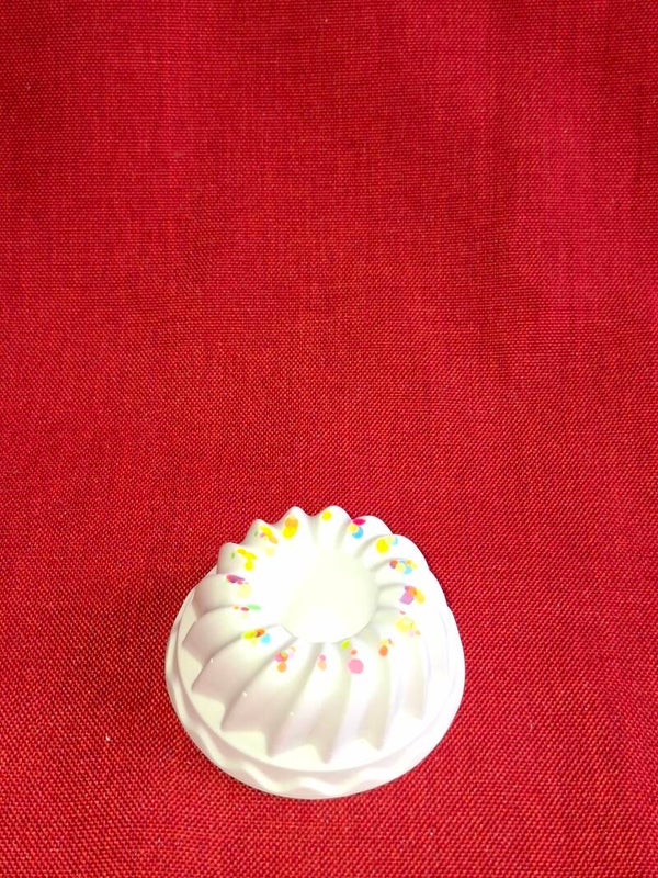 Geburtstagskuchen mit Stabkerze bunt