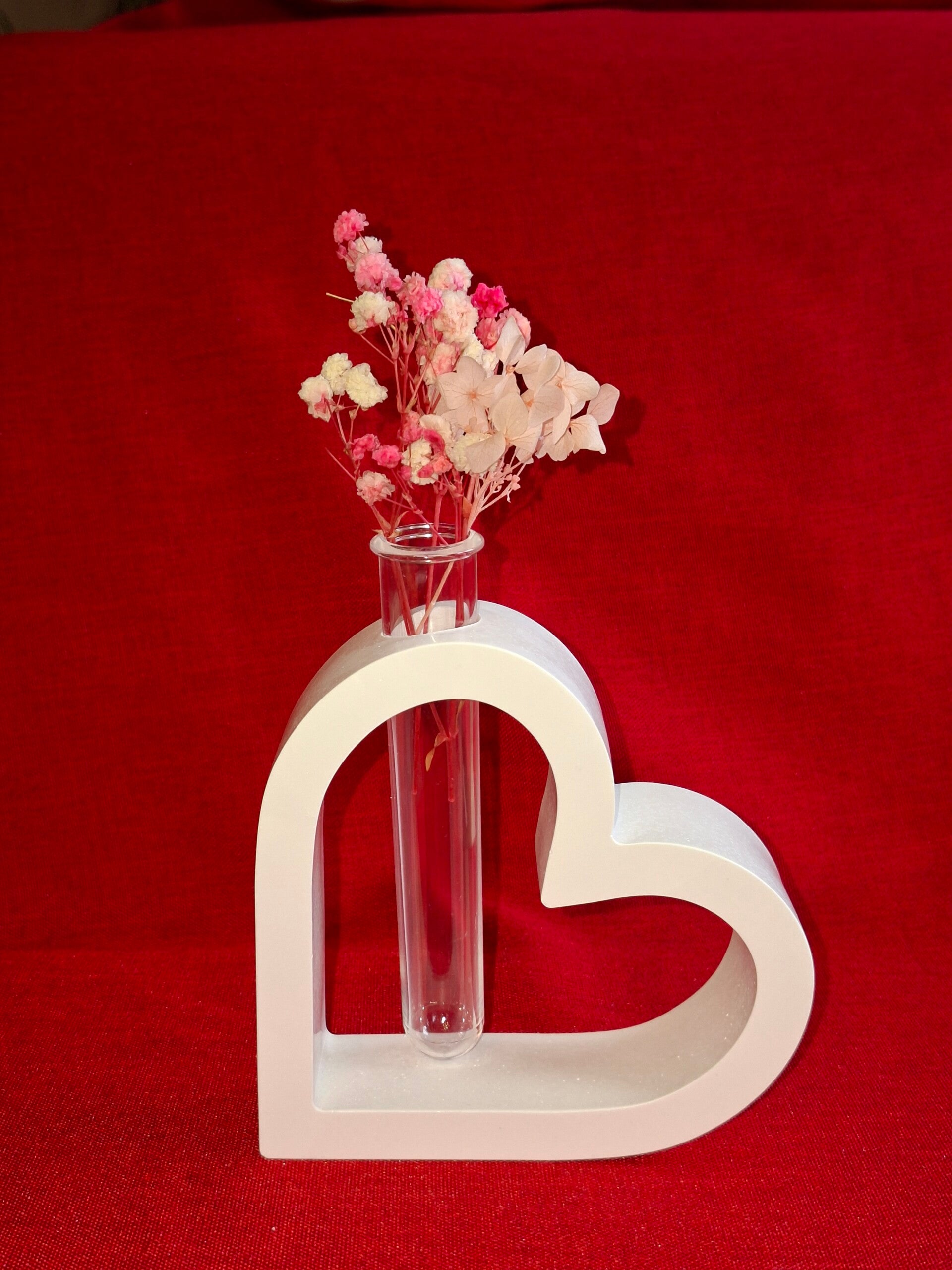 Herz mit Reagenzglas und Dekoblume