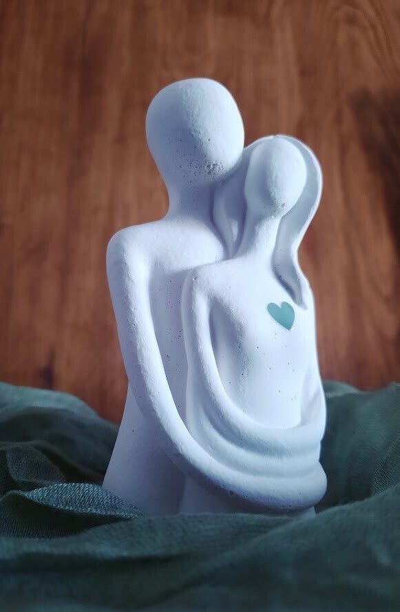 Umschlungenes Pärchen – Liebevoll handgefertigte Skulptur