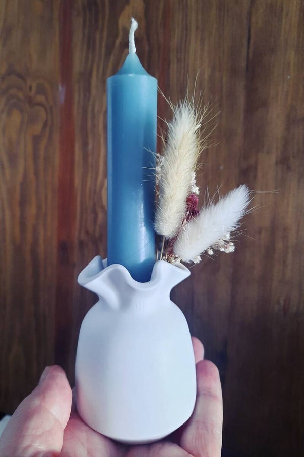 Kleine Vase mit Wellenrand