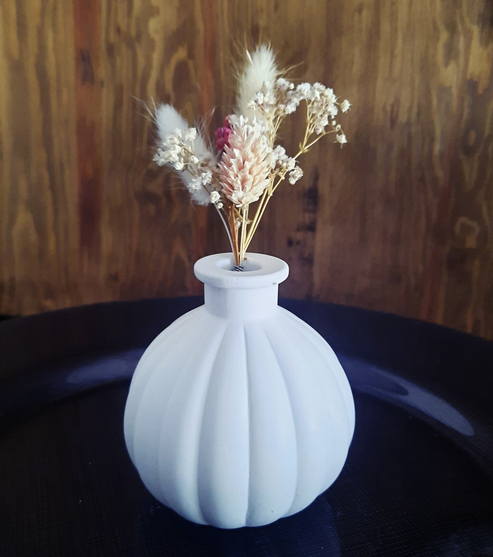 Kleine bauchige Vase mit Rillen