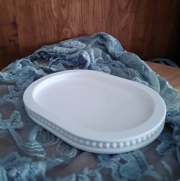 Kleines Tablett mit Perlenrand