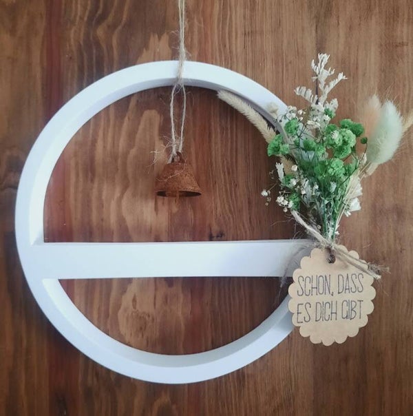 Breiter Dekoring mit integrierter Steckleiste