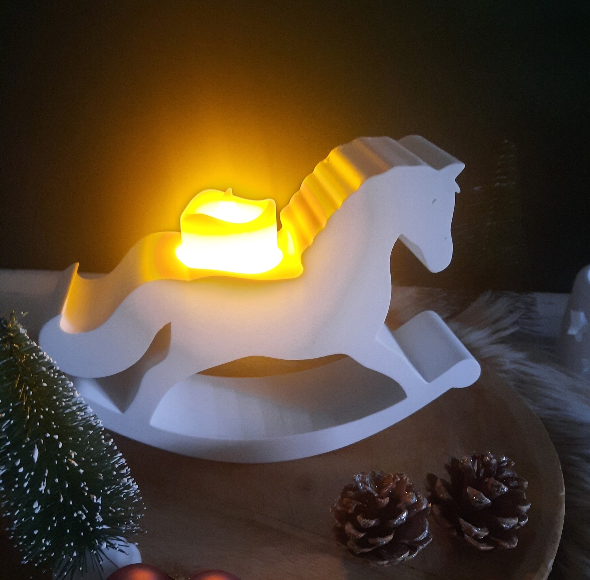 Schaukelpferd mit Teelicht
