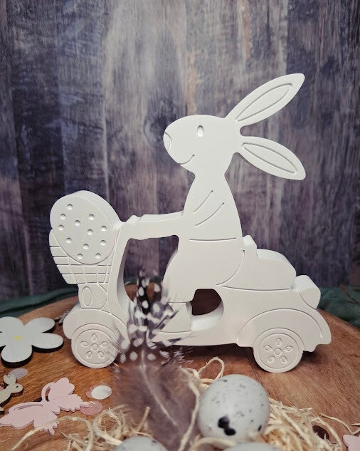 Hase auf Motorroller