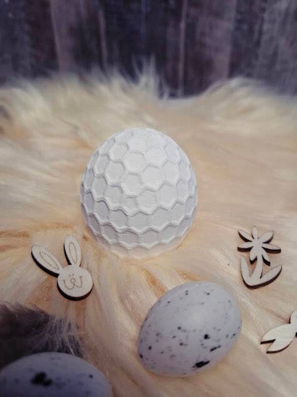 Osterei mit Golfball-Struktur