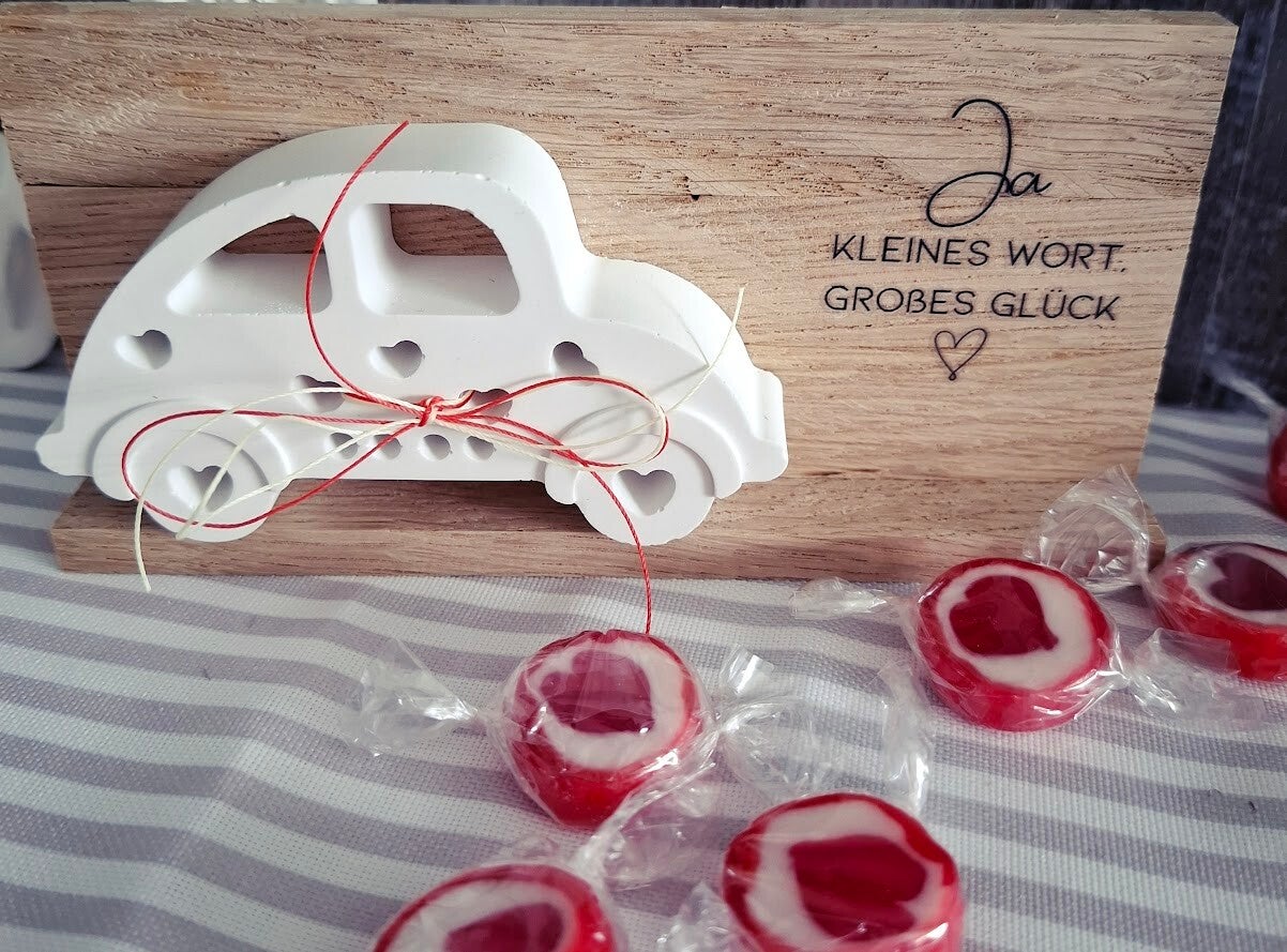 Deko-Auto mit Herz - Liebe, die mitfährt