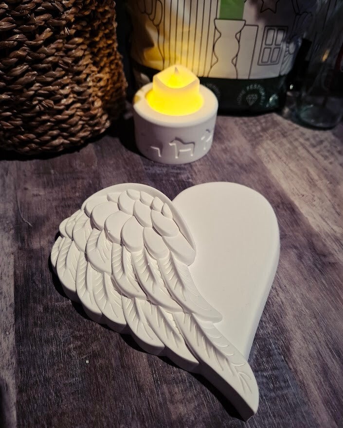 Dekoratives Herz mit Federstruktur - personalisierbar