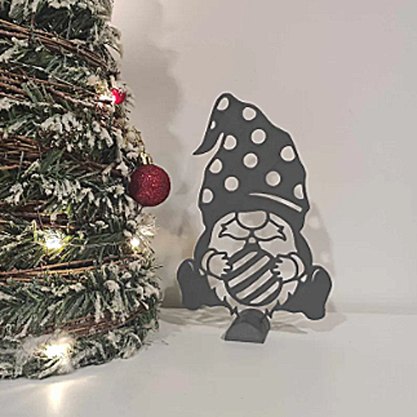 Gnome et sa boule de Noël