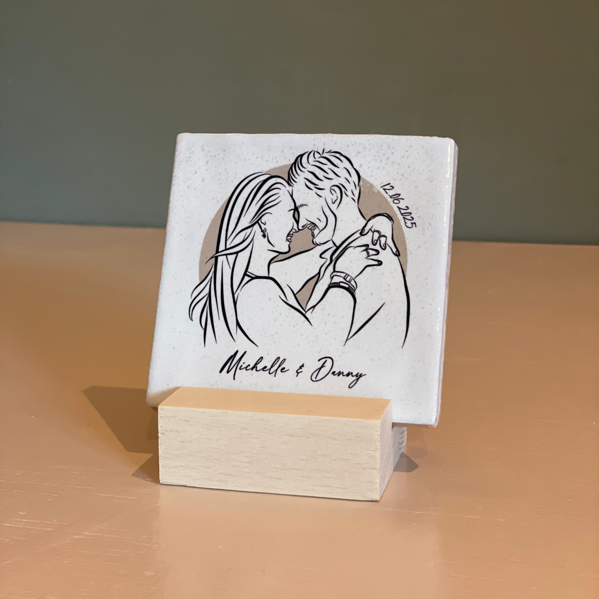 Borrelplank gegraveerd met tekening van foto