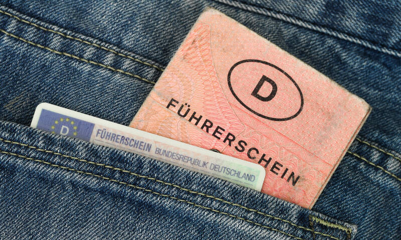 Deutscher Führerschein in einer Hosentasche