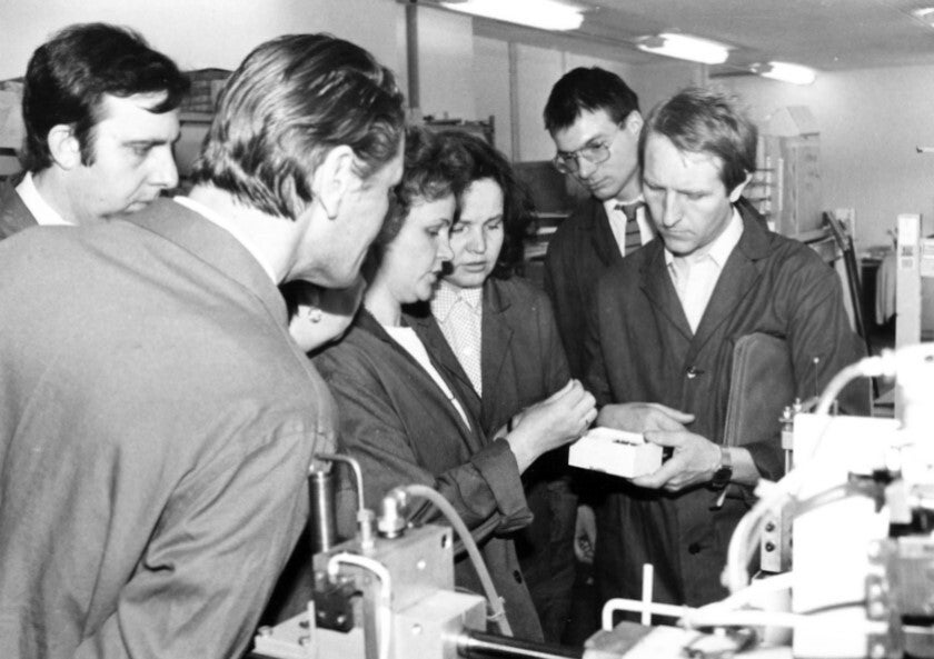 Hans-Albrecht Hartmann beim Russisch-Dolmetschen während einer Betriebsbesichtigung bei Elektronmasch in Leningrad 1988