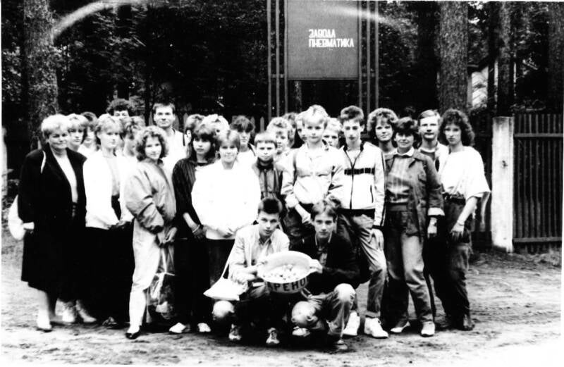 Gruppenaufnahme mit Hans-Albrecht Hartmann, Teilnehmern und Betreuern eines Kinderferienlagers in Leningrad 1988