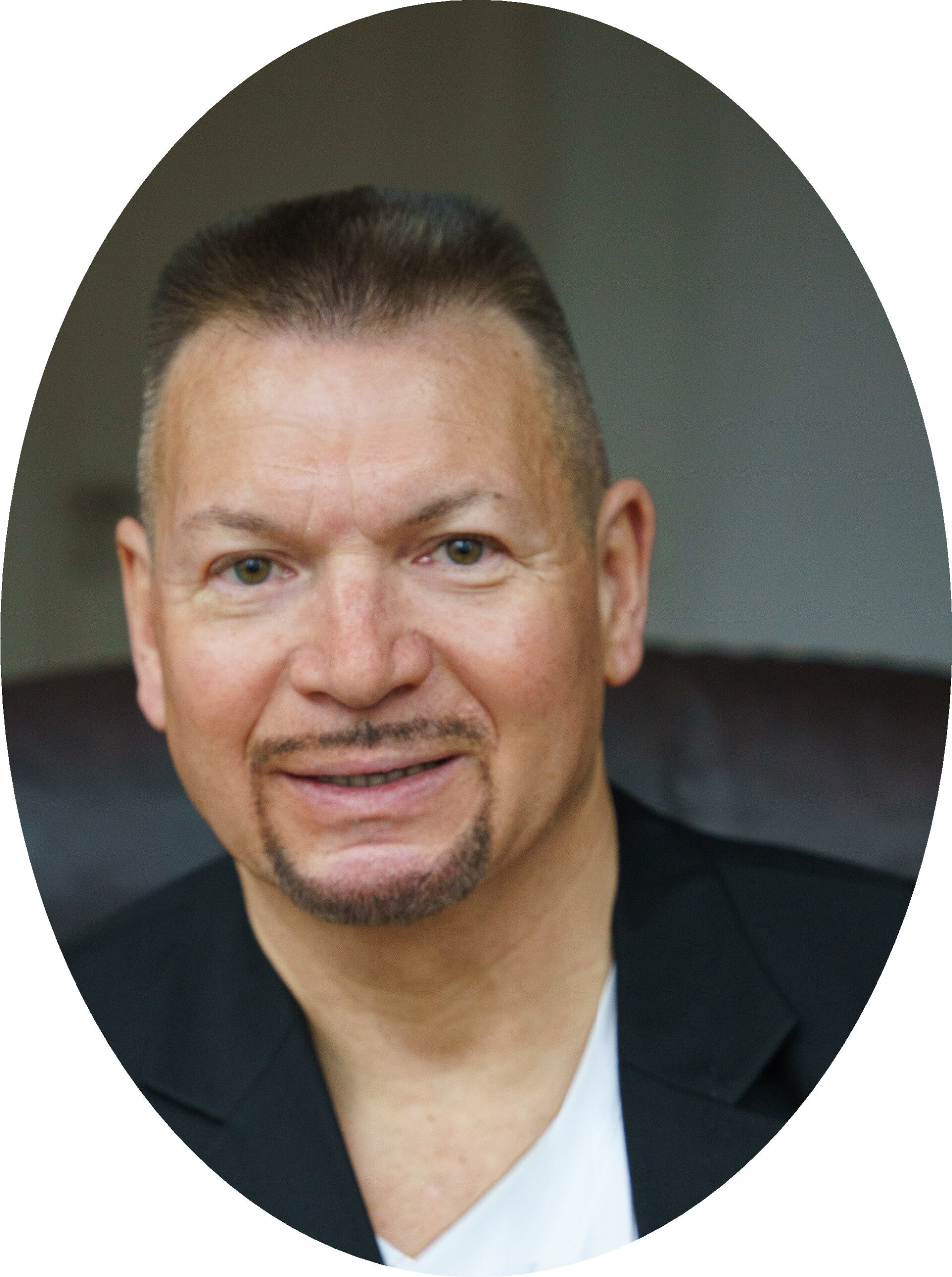 weiße Schrift mit blauem Hintergrund "Jetzt individuelles Angebot anfordern! 100 % kostenlos! und Porträt Hans-Albrecht Hartmann