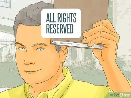 Mann hält Buch in der Hand, daneben Text "ALL RIGHTS RESERVED" - Alle Rechte vorbehalten