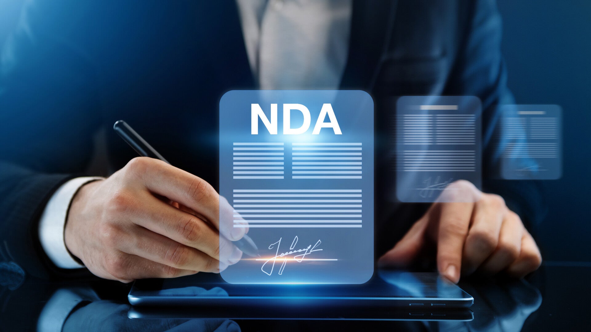 Schrift "NDA" = englisch für Geheimhaltungsvereinbarung - Non-disclosure agreement" auf blauem Untergrund