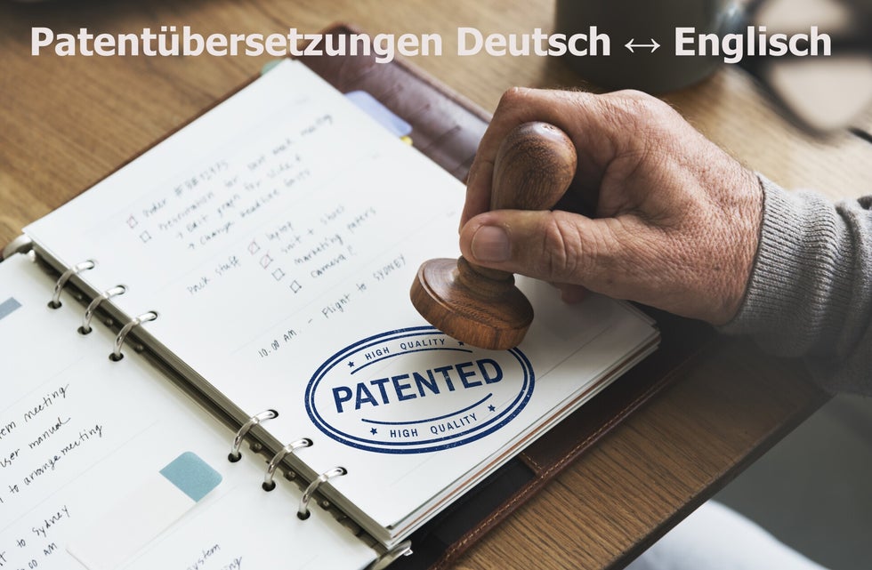 Mann stempelt Papier ab mit Stempel "HIGH QUALITY - PATENTED"; Bildüberschrift (weiß) Patentübersetzungen Deutsch ↔ Englisch