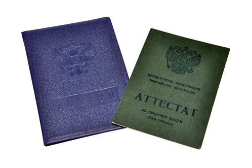 Zwei russische Zeugnisse, Reifezeugnis und Diplomzeugnis, links blaues Zeugnisheft, rechts grünes Zeugnisheft