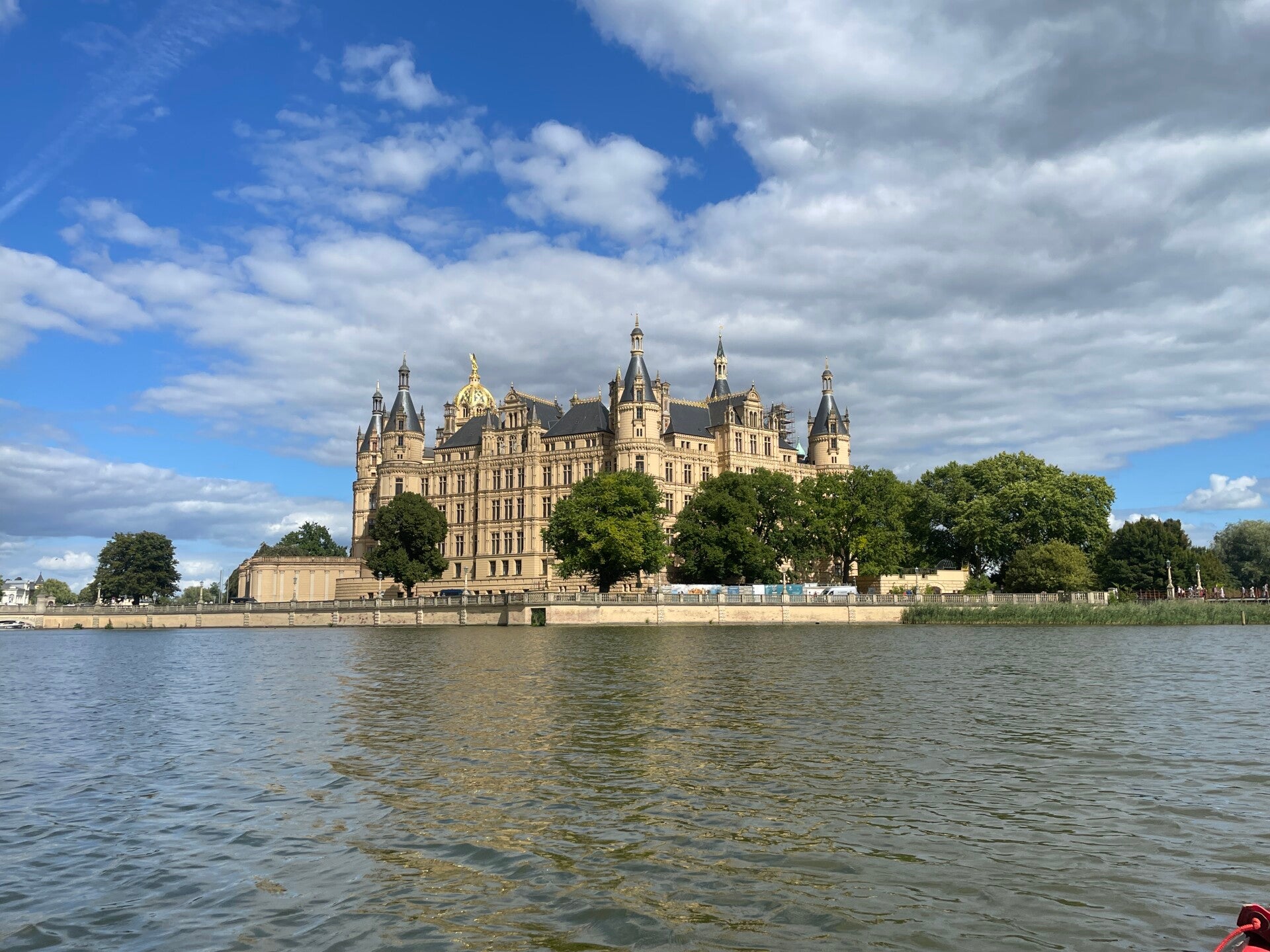 Schweriner Schloss am Schweriner See – Übersetzungsbüro Hartmann für Schwerin und Westmecklenburg