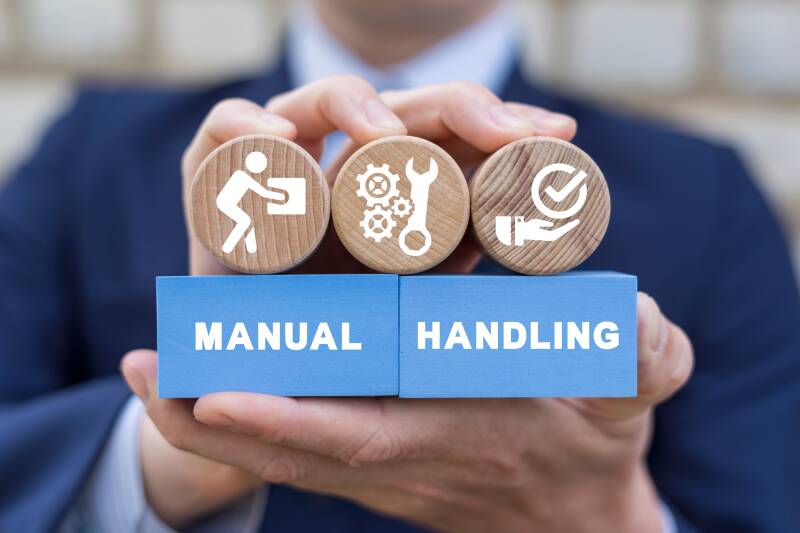 Texte "Manual" für Handbuch und "Handling"  für Handhabung, Bedienung in englischer Sprache, Symbole werden von Mann gehalten
