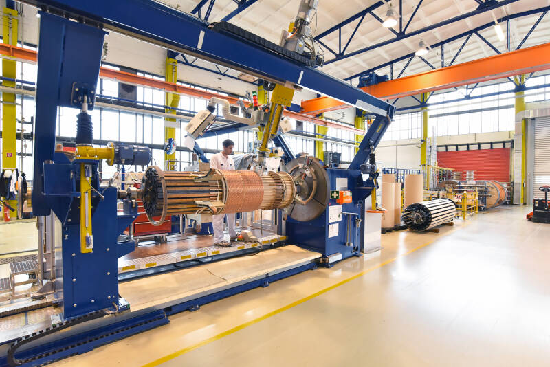 Industrielle Maschine in einer modernen Produktionshalle