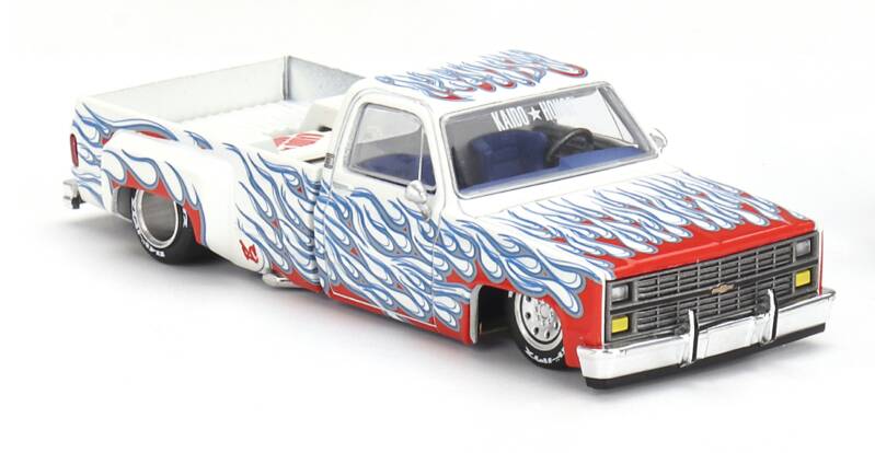 MINI GT 1/64  KIADO HOUSE CHEVROLET SILVERADO DUALLY ON FIRE V2