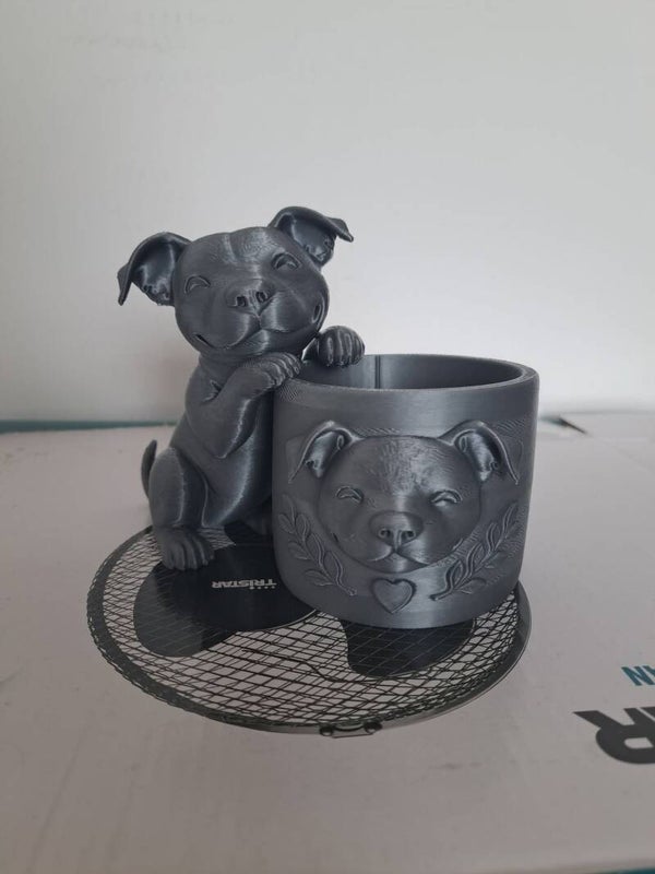 Stafford met potje decoratie