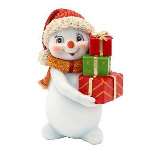 Schneekind Rafael mit Geschenken