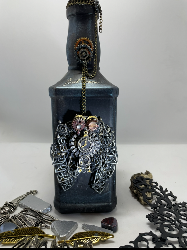 Arte Upcycling: Botella Jack Daniel's Transformada en Escultura Steampunk Única
