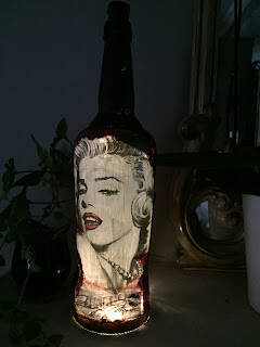 bouteille-lumineuse-de-marilyn-monroe-nomm-s-duction-standard-xr4cef.jpg