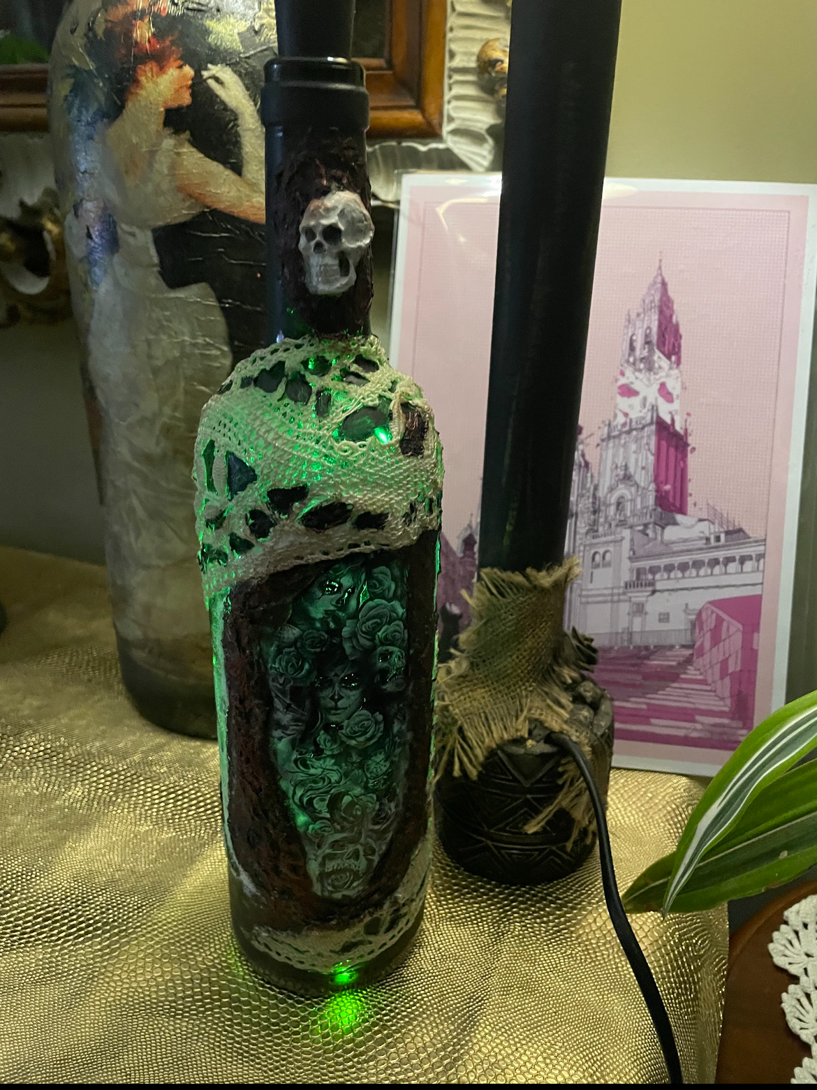 Botella Gótica 'Reina de las Sombras', Lámpara de Alquimia con Calavera y Luz LED Verde, Decoración Macabra de técnica mixta, Regalo Horror Decor.