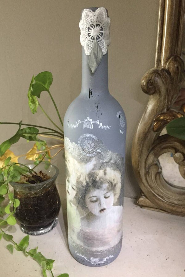 "El Abrazo del Querubín" – Botella de Arte Alterado Shabby Chic