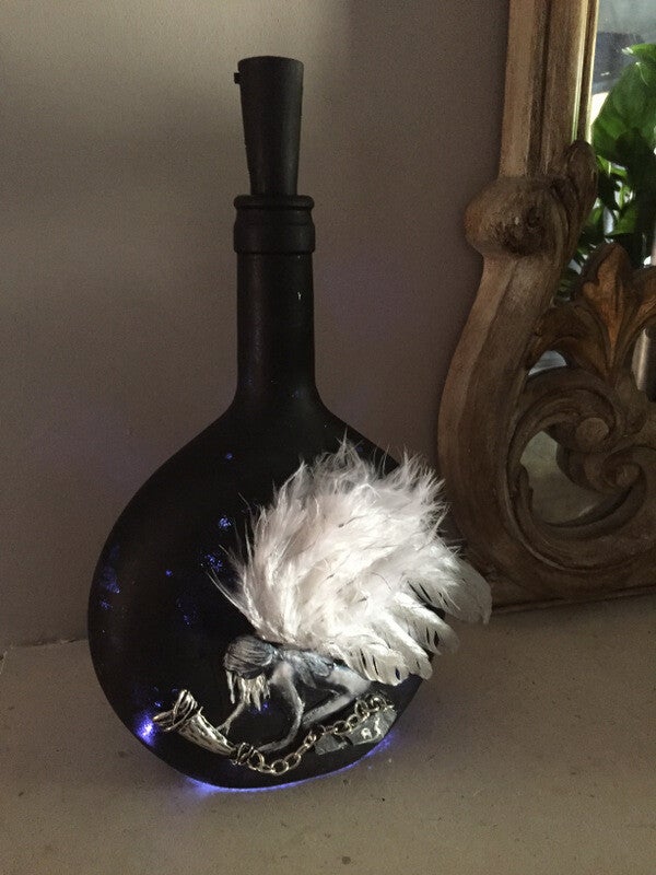 Botella "El Vuelo del Ícaro"El Vuelo del Ícaro Steampunk - Fallen Angel Altered Bottle, Handmade Mixed Media Art with Feathers.