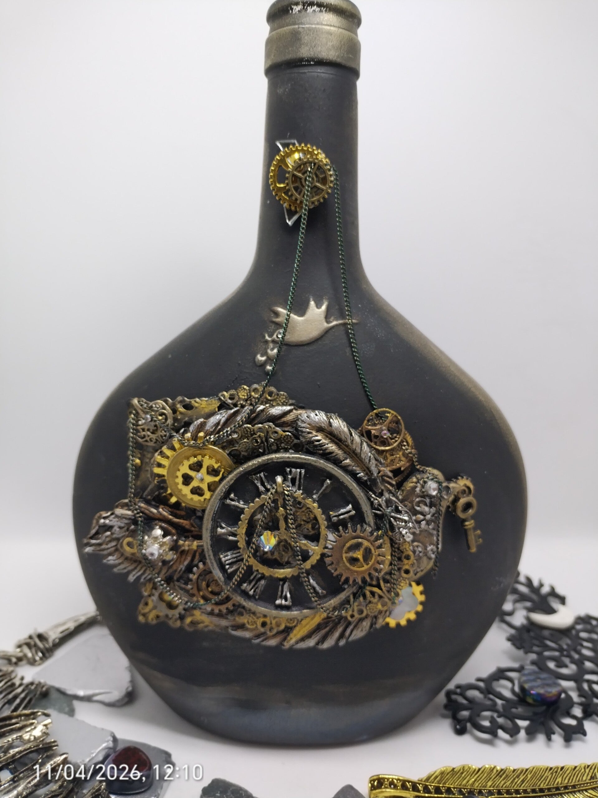 Bouteille Steampunk Décorative -Art Upcyclé avec Engrenages et Horloge | Décoration Industrielle de Luxe | Cadeau Unique pour Collectionneur