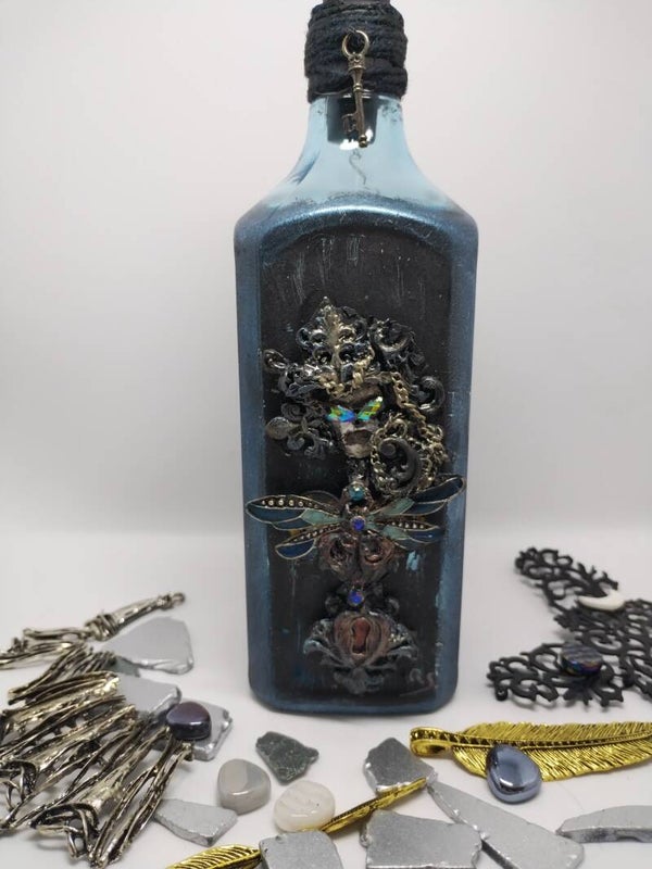 Botella Ritual de Alquimia con Luz violeta | Lámpara de Altar de Bruja Gótica | Decoración Esotérica y Misteriosa | Pieza de Acento Única.