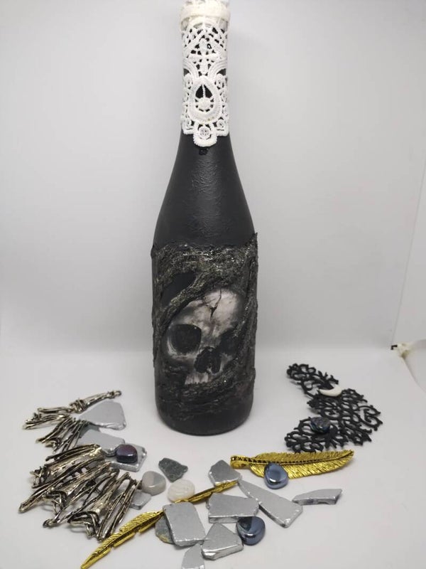 Bottle altered mixed media "Veneno de Dragón" con luz LED verde. Botella de poción gótica hecha a mano con calavera y textura de piedra/corteza. Decoración gótica, Dark Academia, Wicca. Regalo único.