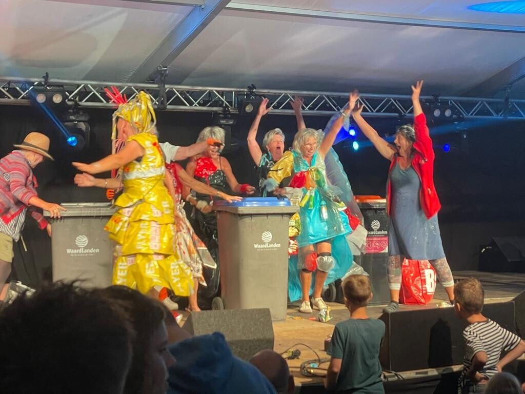 2022-feestweek-noordeloos-optocht-playbackshow-en-optreden-gieser-wilde-vrouwen-00004-standard.jpg