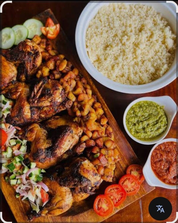 Atseké, poulet +bananes plantain frit.